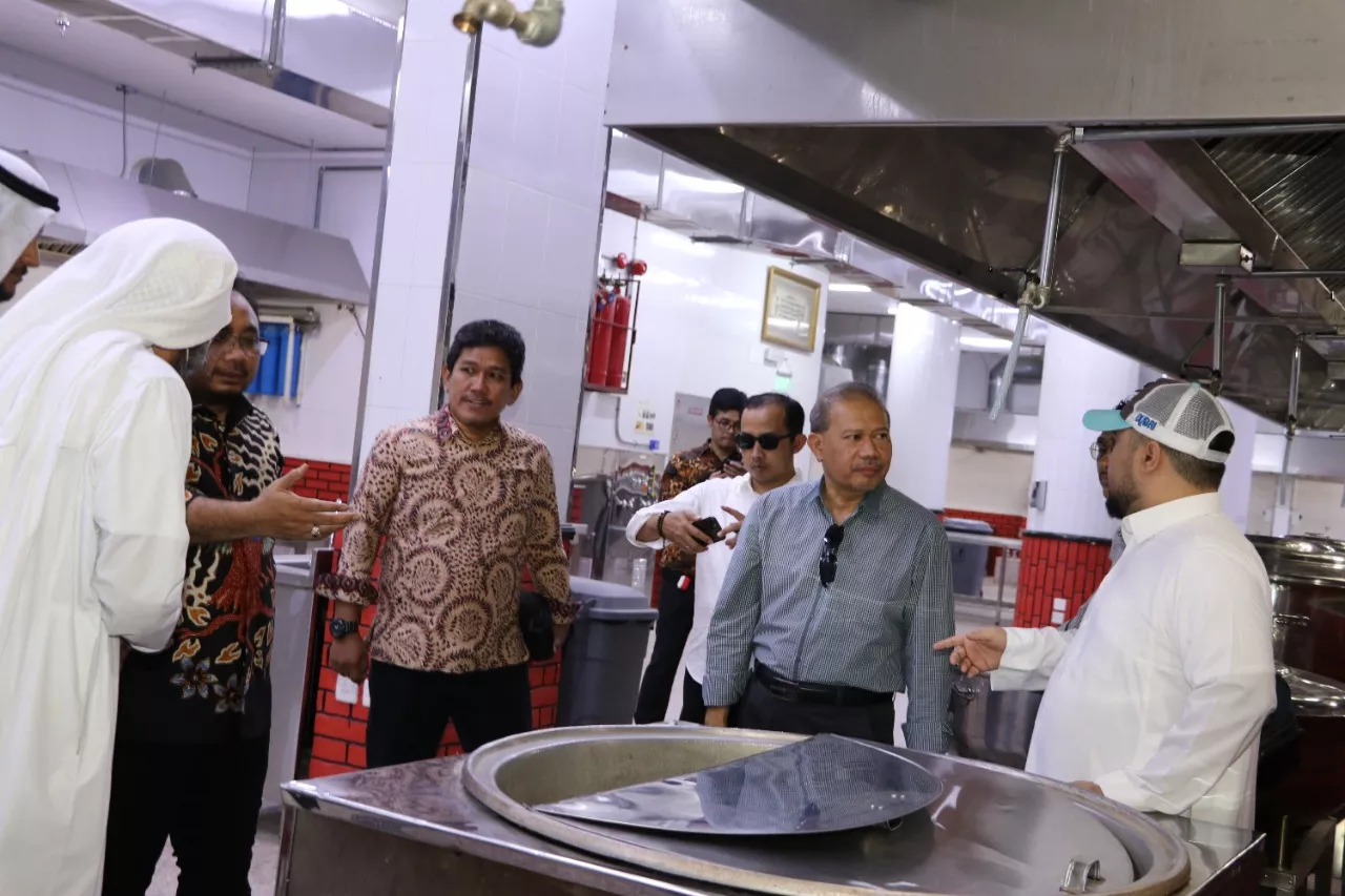 Pastikan Kualitas, Menag Tinjau dan Tes Layanan Jemaah Haji di Makkah