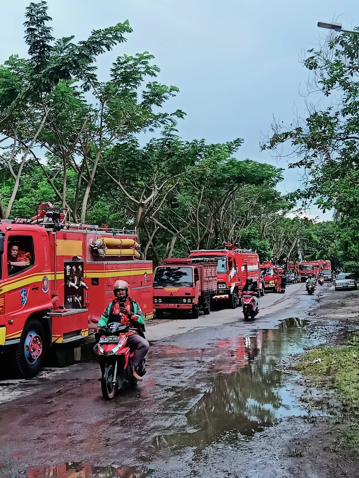 Pemkot Surabaya Kerahkan Belasan Mobil Damkar untuk Mengatasi Genangan
