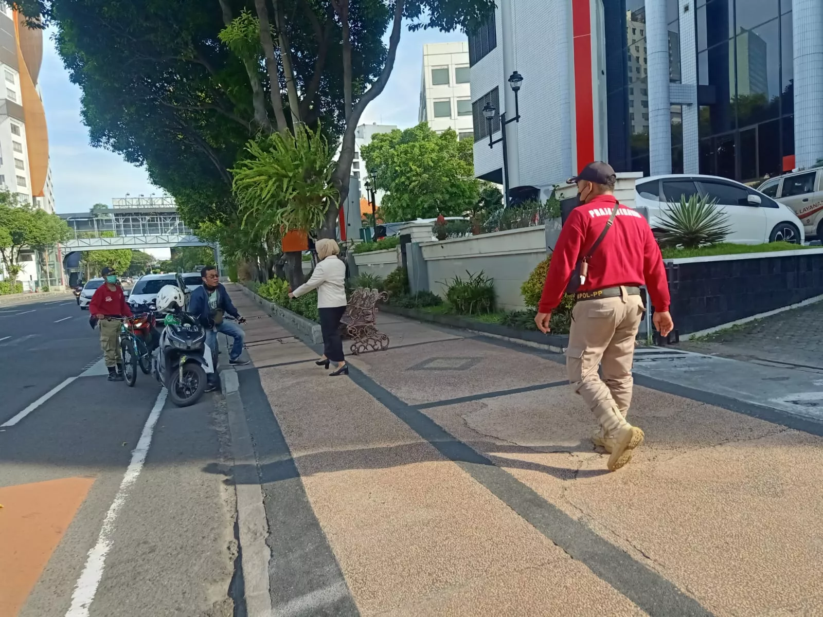 Satpol PP Siap Keliling Surabaya Kembalikan Fungsi Pedestrian