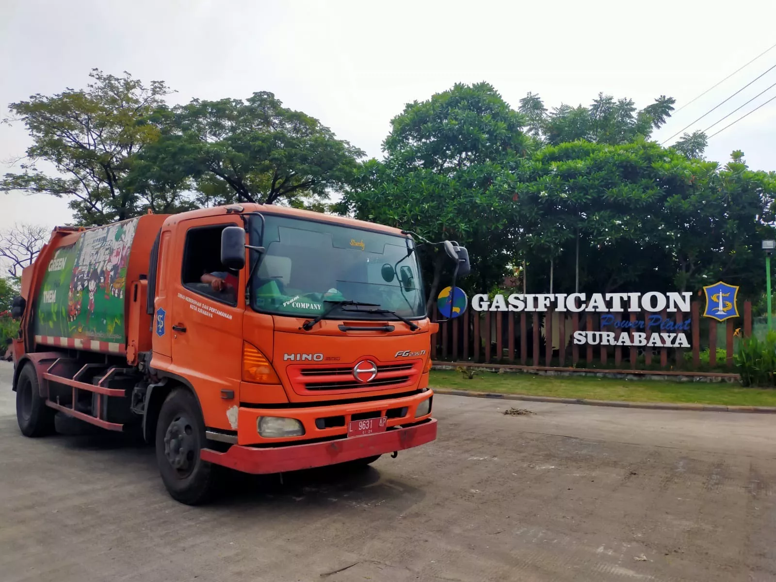 Atasi Bau Sampah, DLH Surabaya Tambah Armada Truk Compactor