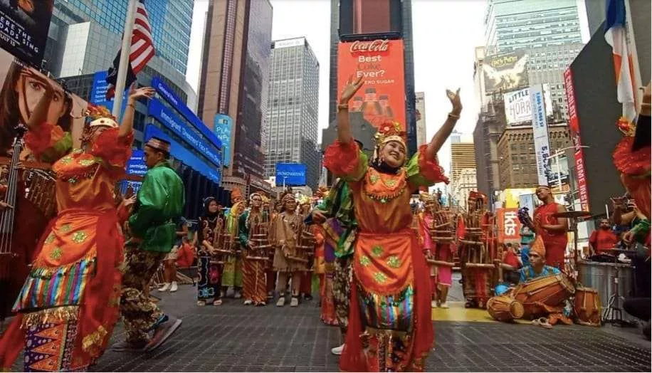 MISI BUDAYA, Pergelaran Flash Mob Angklung Memukau di Amerika Serikat