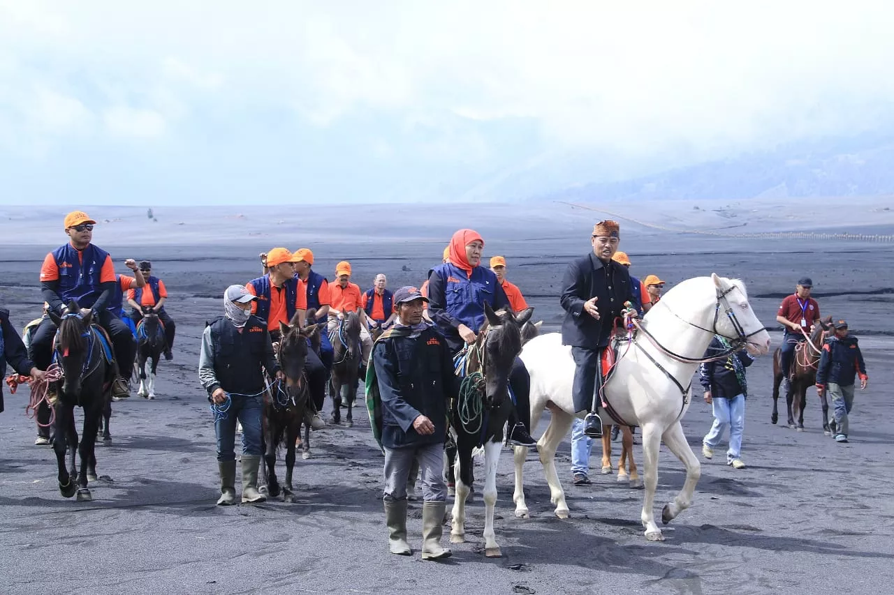 Khofifah : Cicipi Keindahan Gunung Bromo, 'Blue Fire' Kawah Ijen