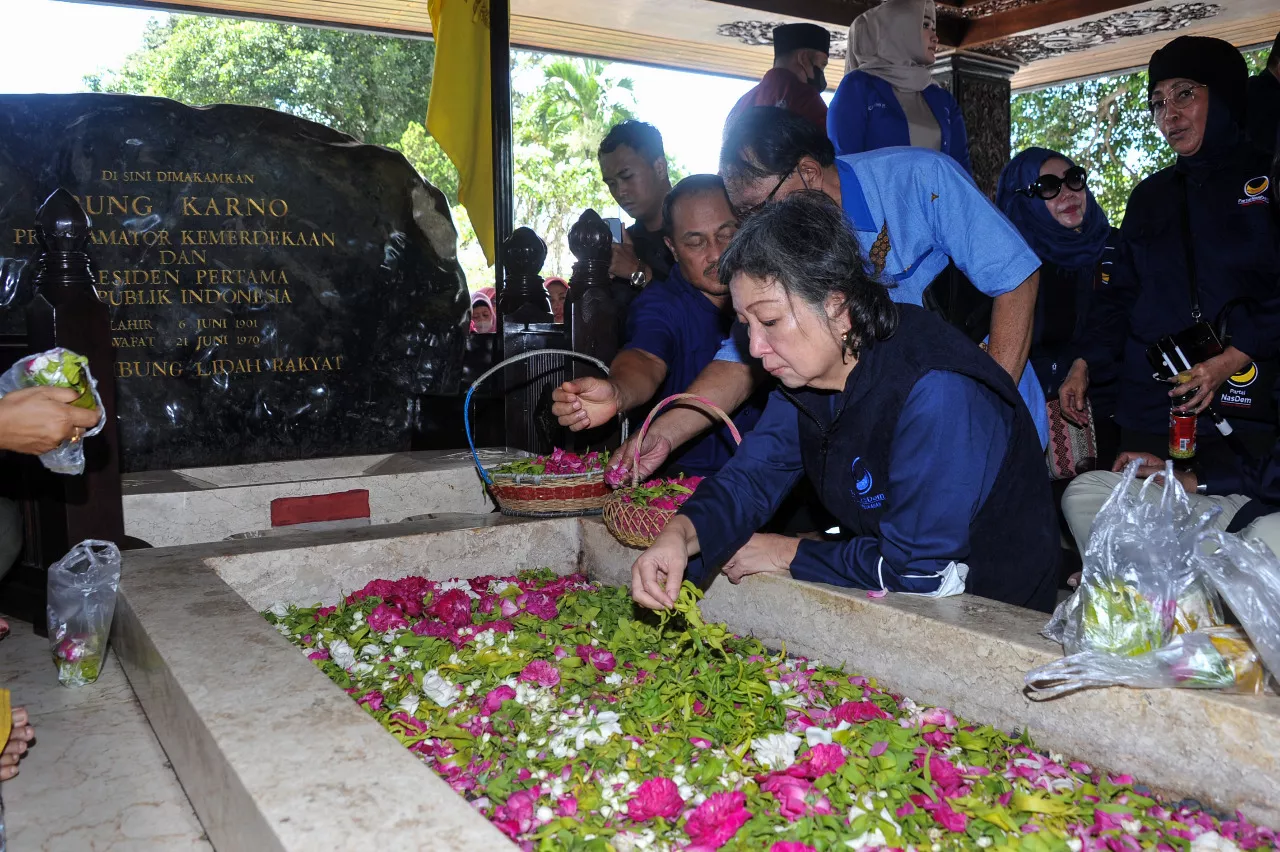 Pengurus dan Kader Partai NasDem di Jatim Ziarah ke Makam Proklamator