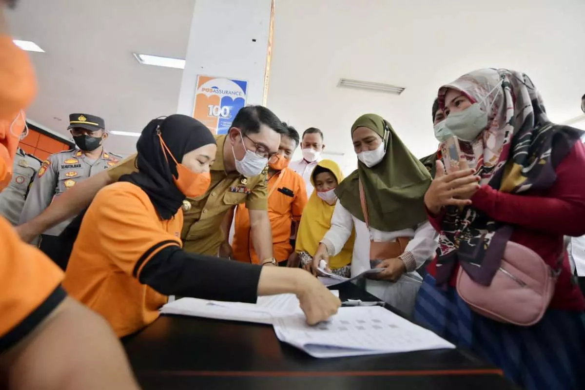 Ridwan Kamil Pantau Pembagian BLT BBM di Bekasi