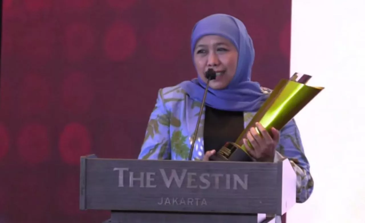 Gubernur Khofifah Terima Penghargaan Inovasi Percepatan Pelayanan Publik
