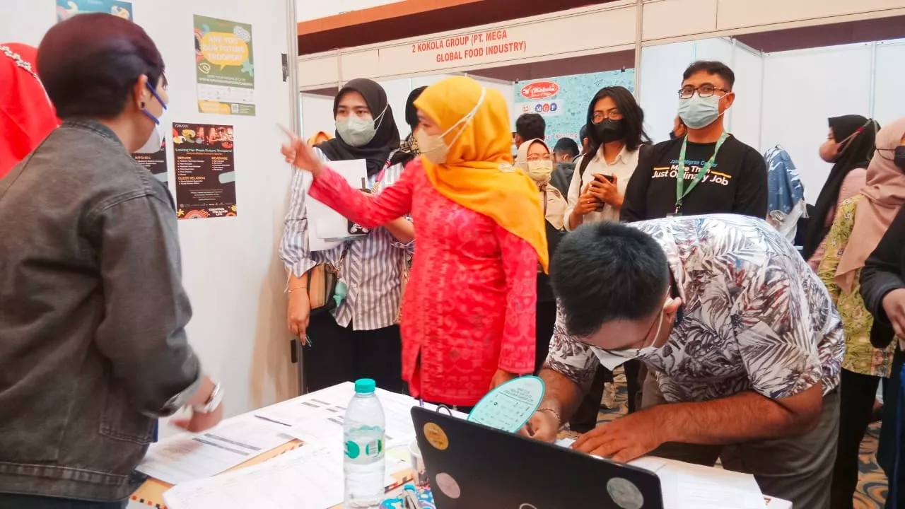 Gubernur Khofifah Kunjungi Job Fair 2022
