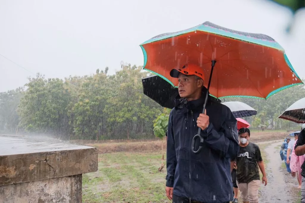 Tinjau Jembatan Rusak, Ganjar Akan Segera Selesaikan