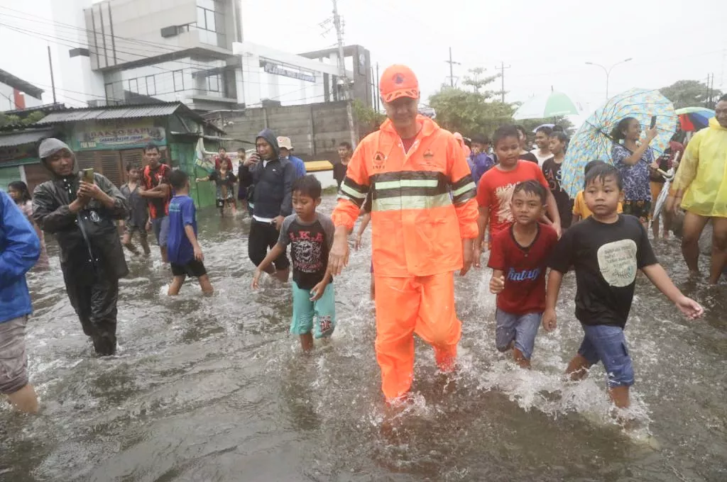 Tinjau Banjir Semarang, Ganjar : Kita Harus Siaga Penuh
