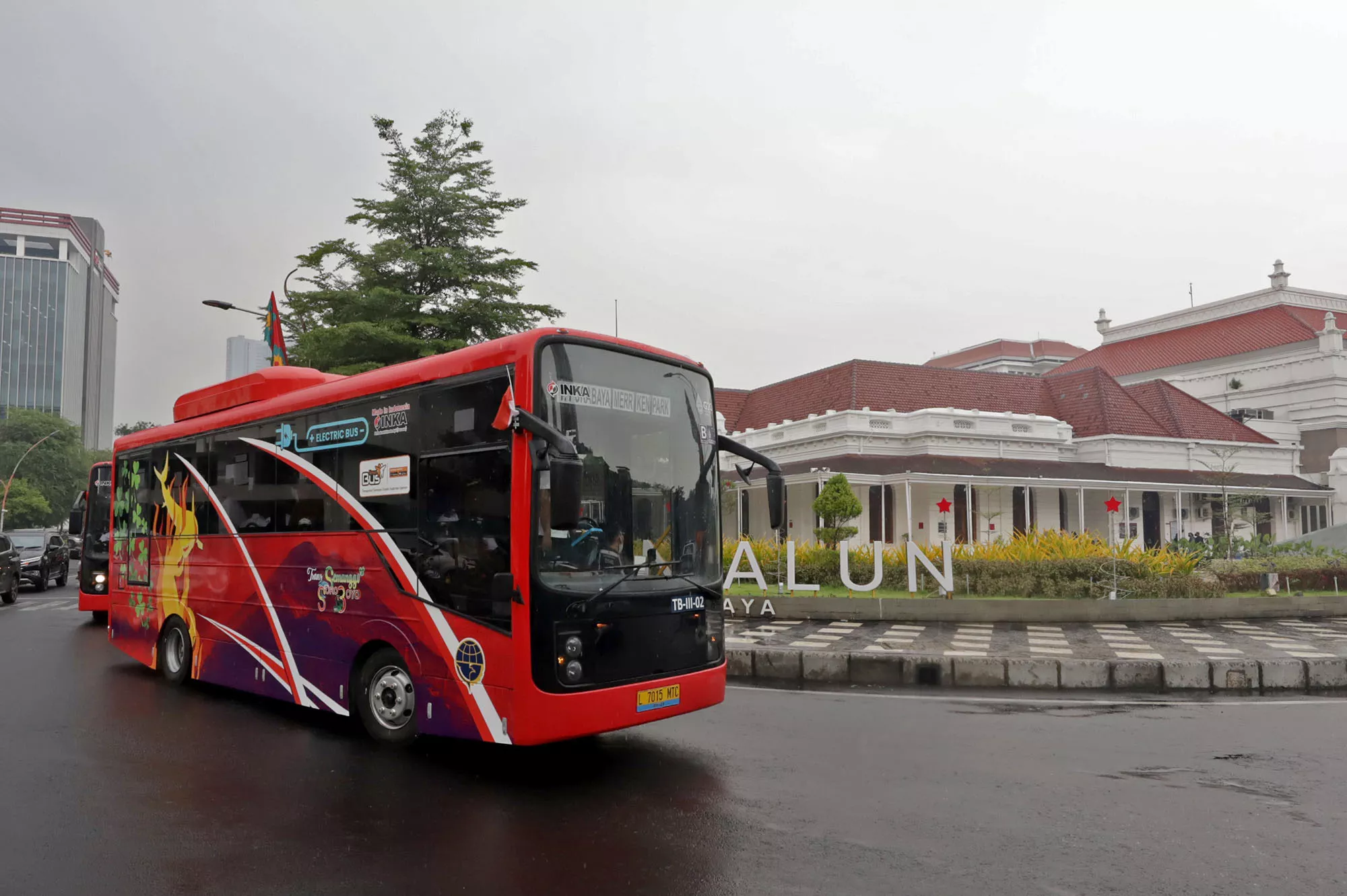 Wali Kota Eri Cahyadi bersama Kemenhub Launching Bus Listrik