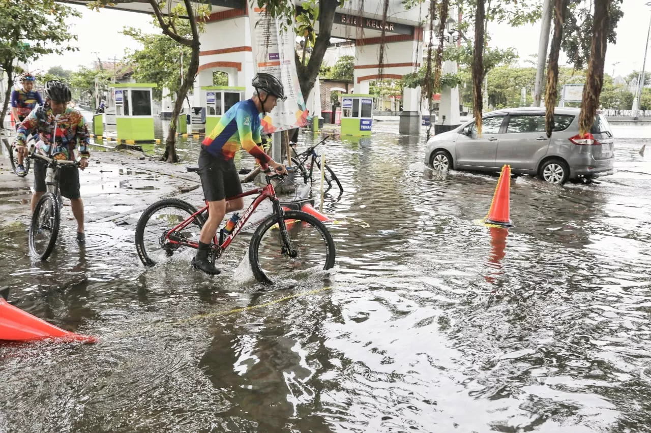 Awali Tahun, Ganjar Gowes Cek Banjir