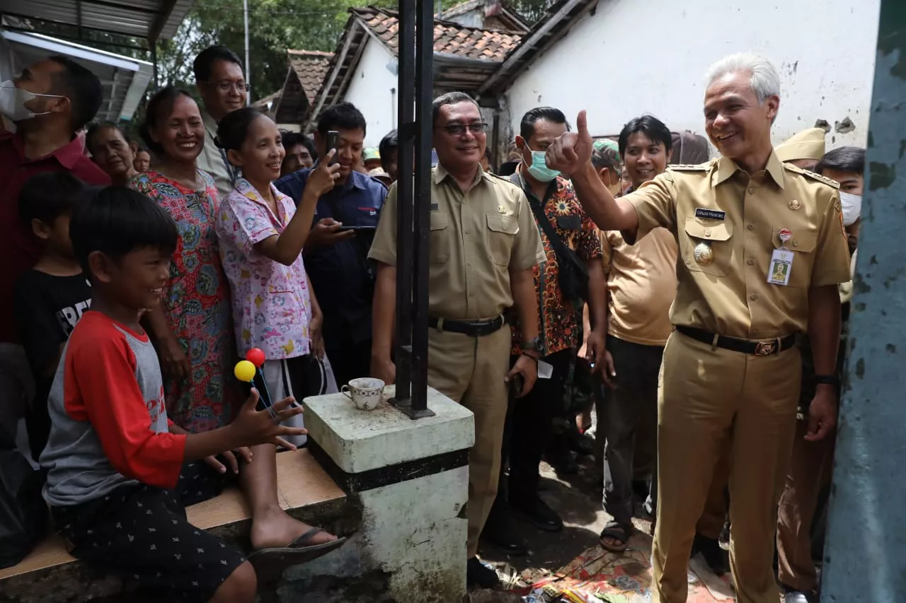 Ganjar Tinjau Lokasi Terdampak Banjir Brebes dan Berikan Bantuan