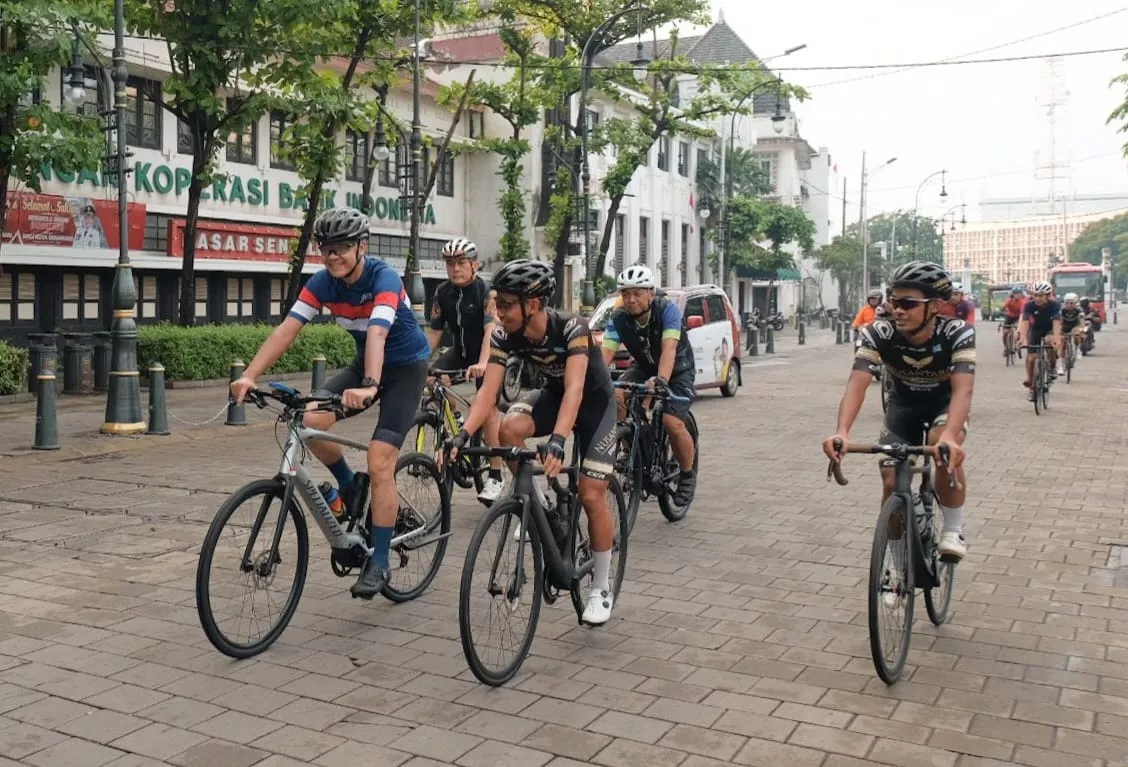 Ganjar Ajak Atlet Nusantara Cycling Team Gowes Keliling Semarang