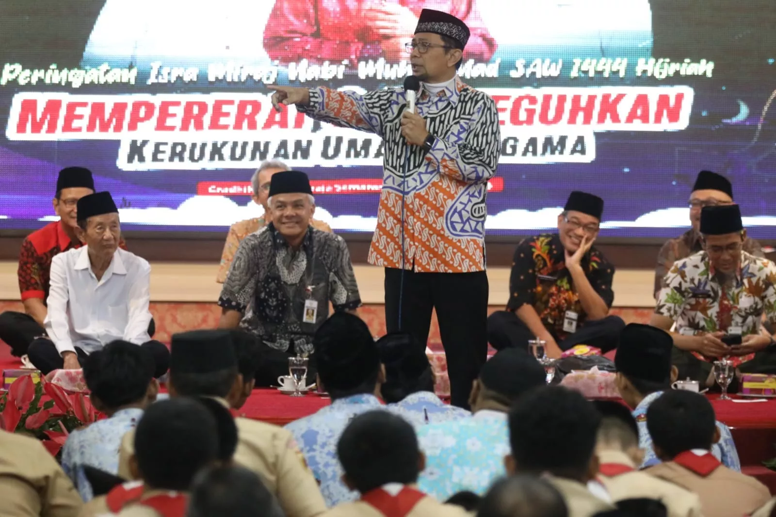 Peringati Isra’ Mi’raj Bareng Ustaz Wijayanto, Ganjar Salurkan Bantuan kepada Sejumlah Agama