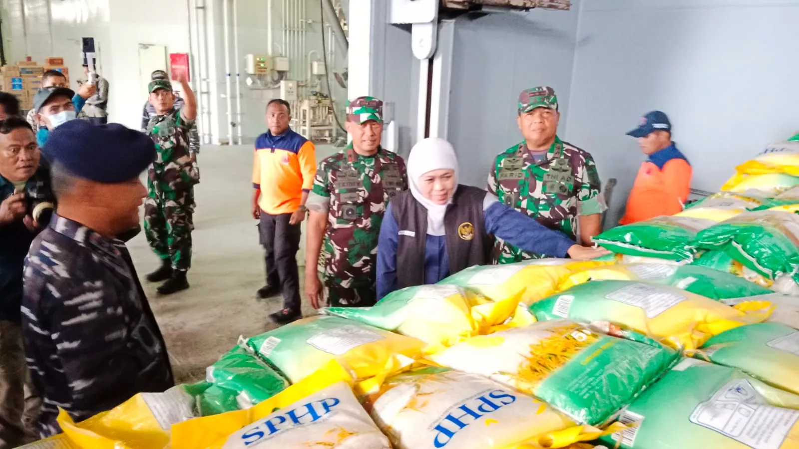 Forkopimda Jatim Kembali Kirim Logistik Melalui KRI dr Soeharso ke Masalembu