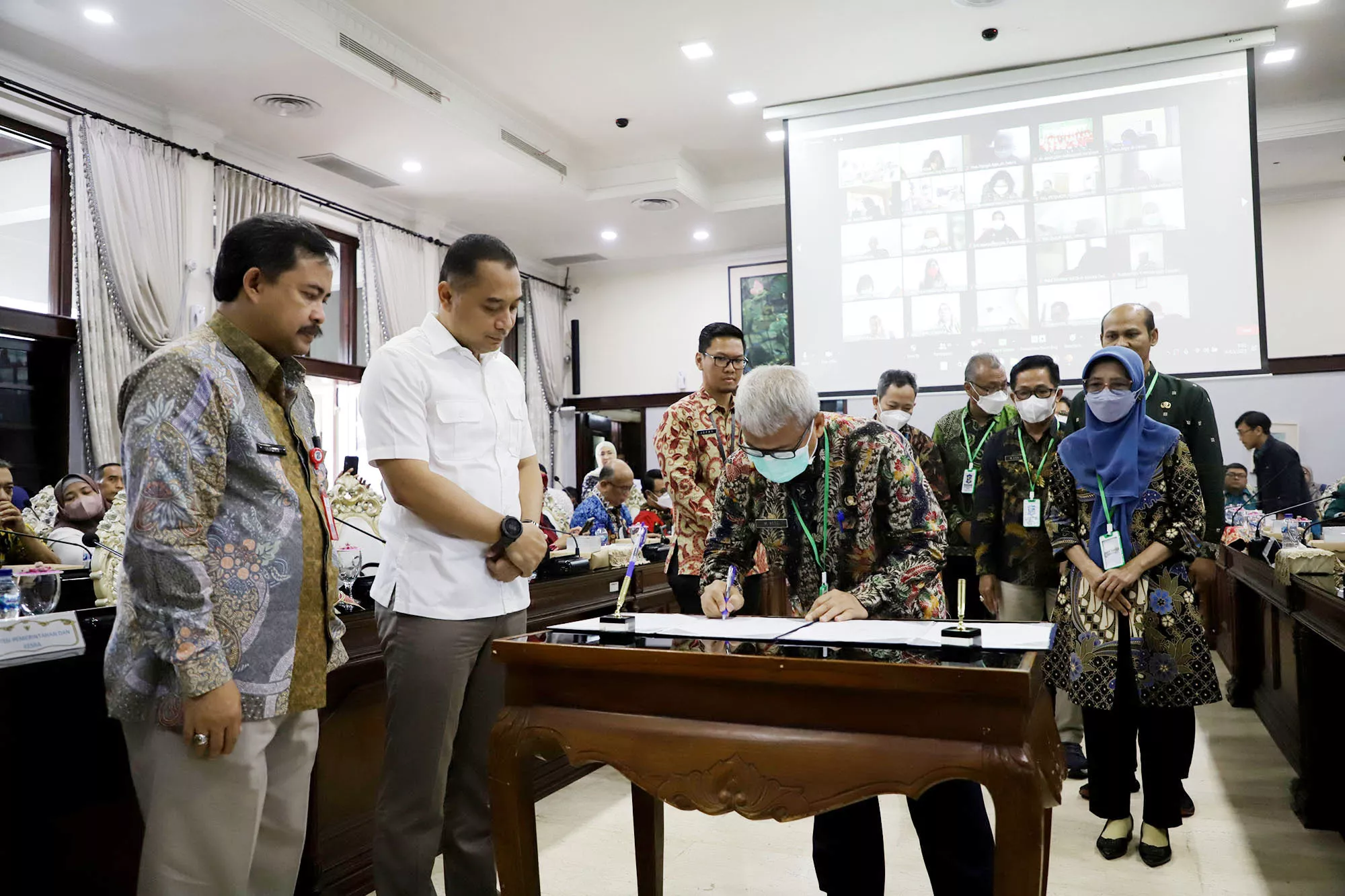 Surabaya Terima Sertifikat ODF, Wali Kota Eri Targetkan 5 Pilar STBM Tercapai pada Desember 2023