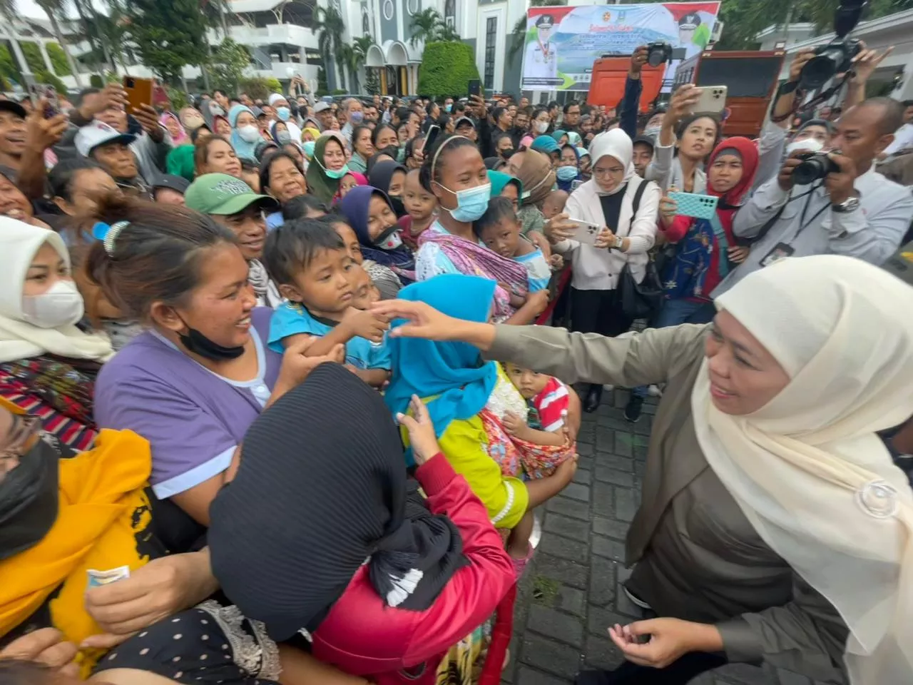Gubernur Khofifah Bagikan 650 Paket Bapok untuk Warga Sekitar Kantor Gubernuran dan Cleaning Service