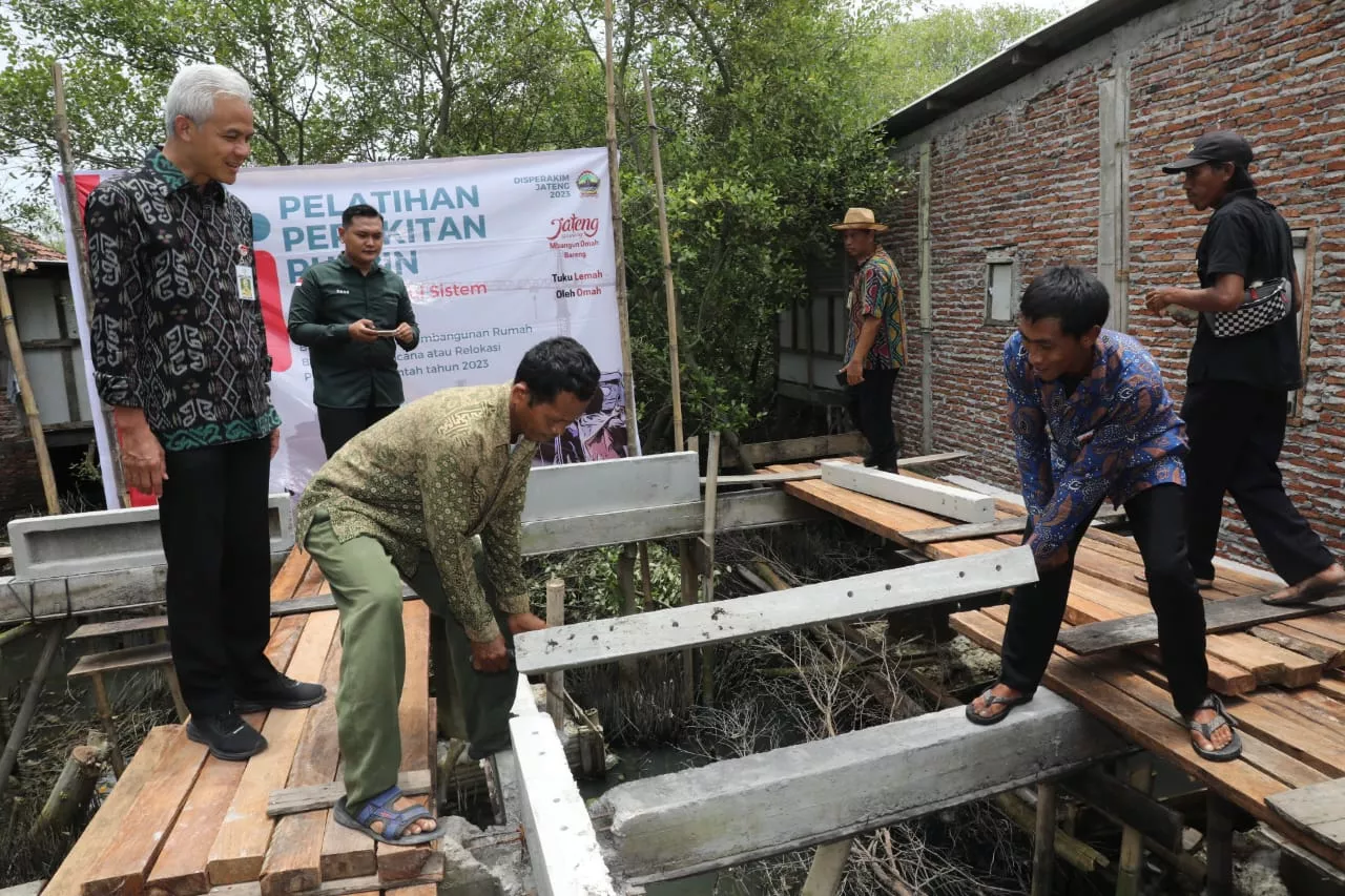 Tinjau Bantuan Ruspin bagi 34 Korban Rob Sayung, Ganjar : Rumahnya Harus Panggung