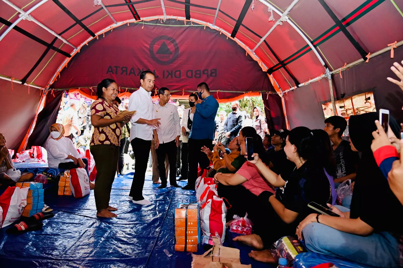 Presiden Jokowi Tinjau Posko Pengungsi Korban Kebakaran TBBM Pertamina Plumpang