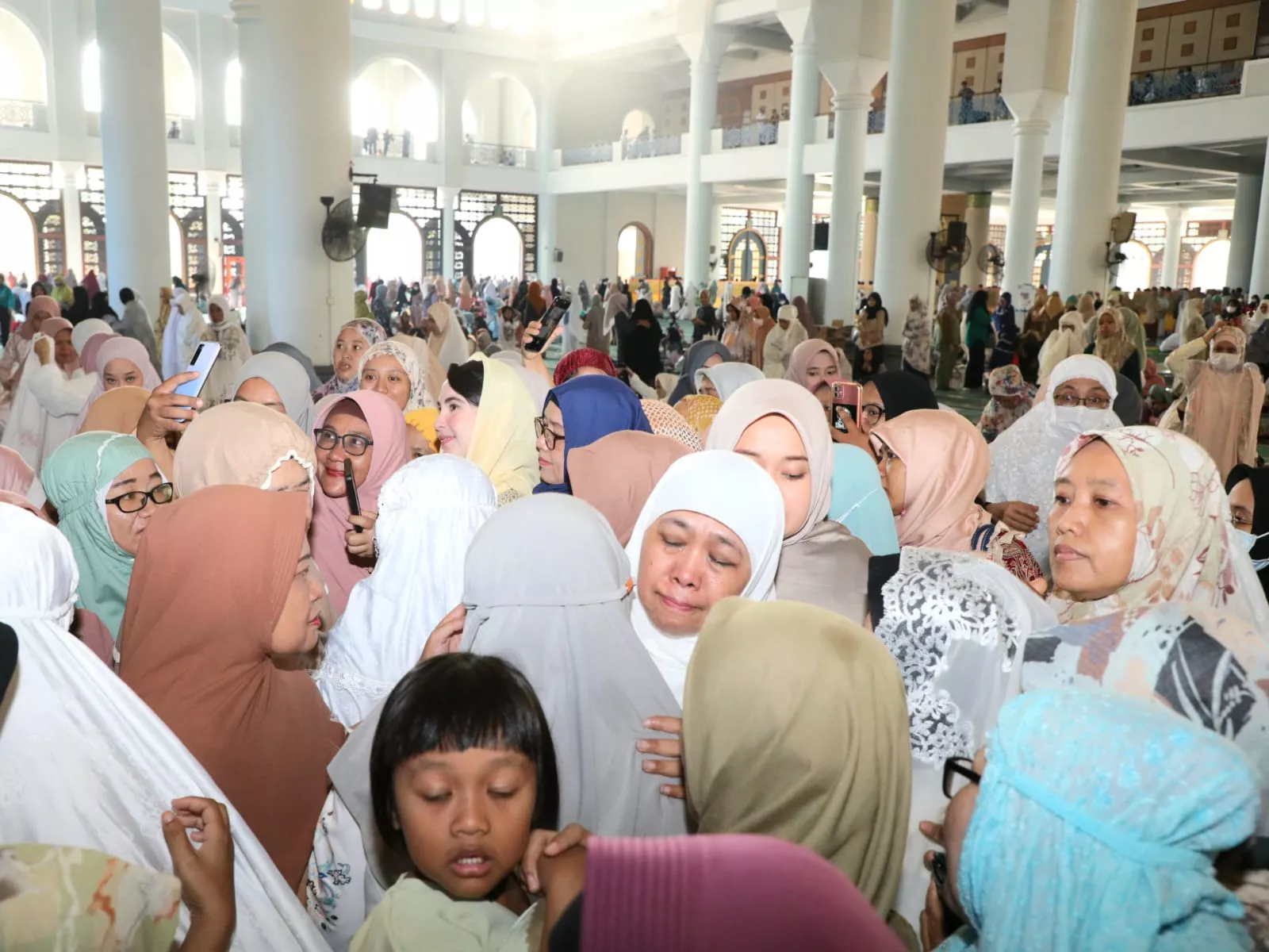 Gubernur Khofifah Bersyukur Suasana Idul Fitri Berlangsung Aman, Kondusif dan Hidmah