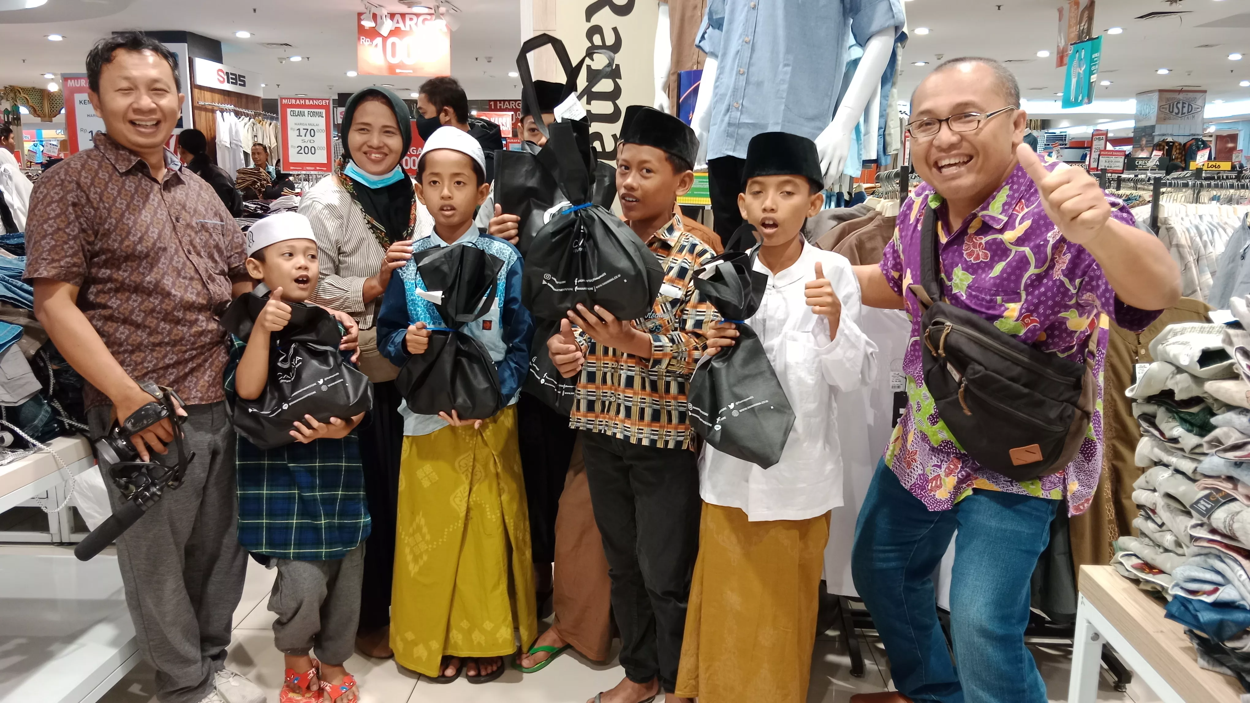 Jurnalis Pokja Grahadi Ajak Puluhan Anak Yaim Belanja Baju Lebaran