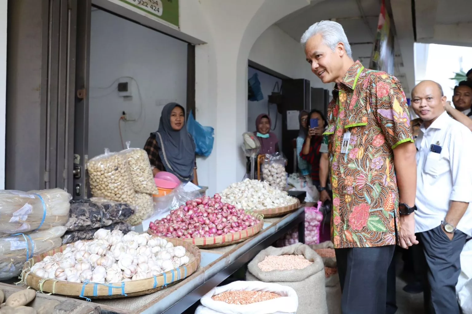 Pantau Operasi Pasar, Ganjar Dapati Harga Bahan Pokok Jelang Lebaran Stabil