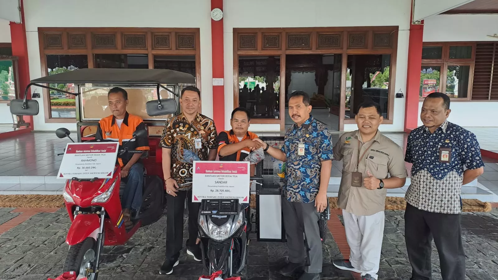 Berdayakan Difabel, Pemkab Jepara Serahkan Dua Sepeda Motor Roda Tiga