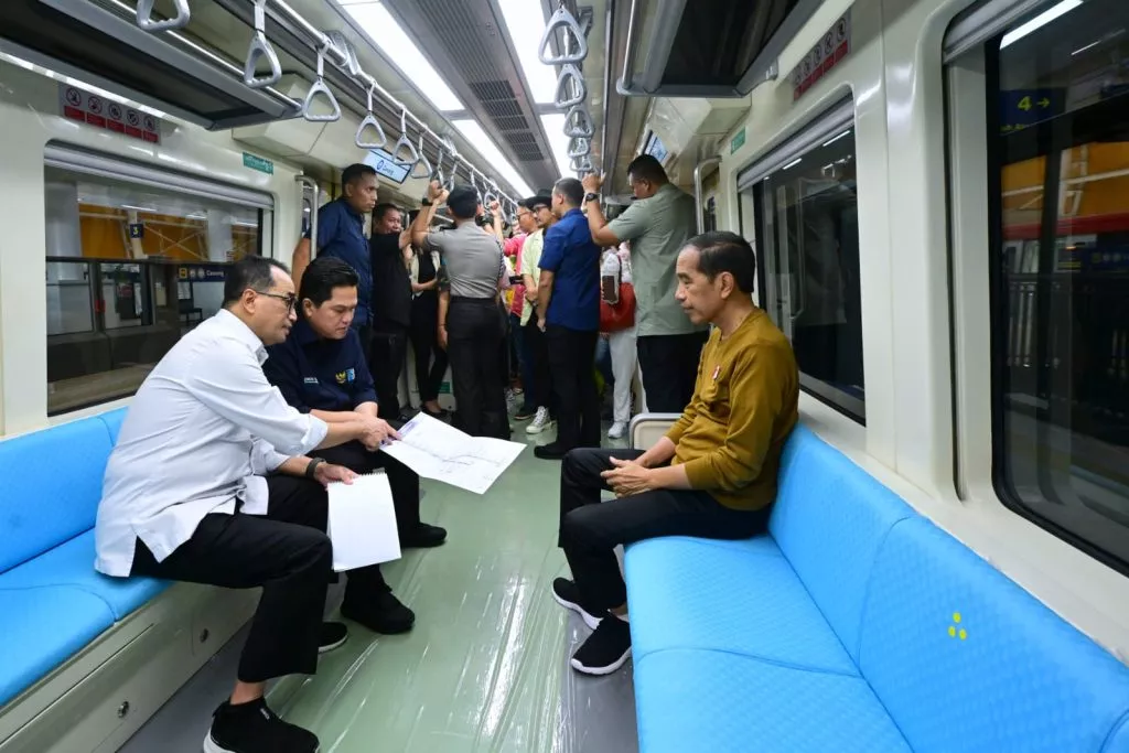 Tinjau LRT Jabodebek, Presiden Jokowi: Keselamatan Harus Diutamakan