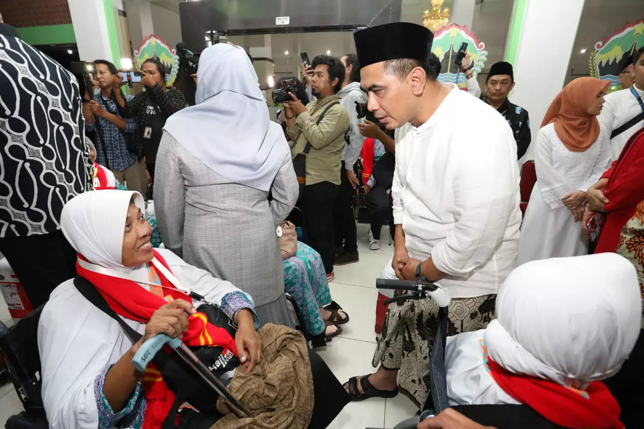 Kloter Pertama Calon Haji Embarkasi Solo Diberangkatkan, Gus Yasin Ingatkan Gotong Royong