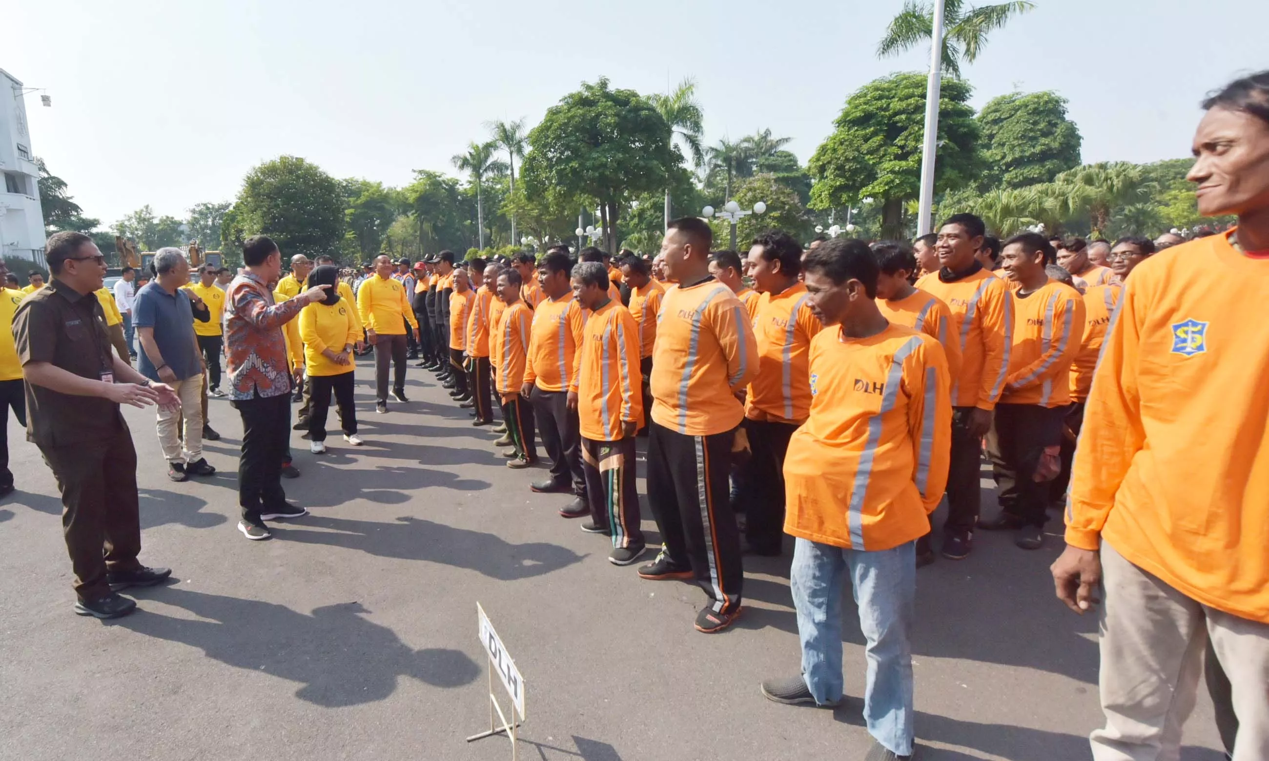 Wali Kota Eri Cahyadi Terjunkan Ratusan Satgas Jaga Kebersihan Pedestrian dan Saluran Air