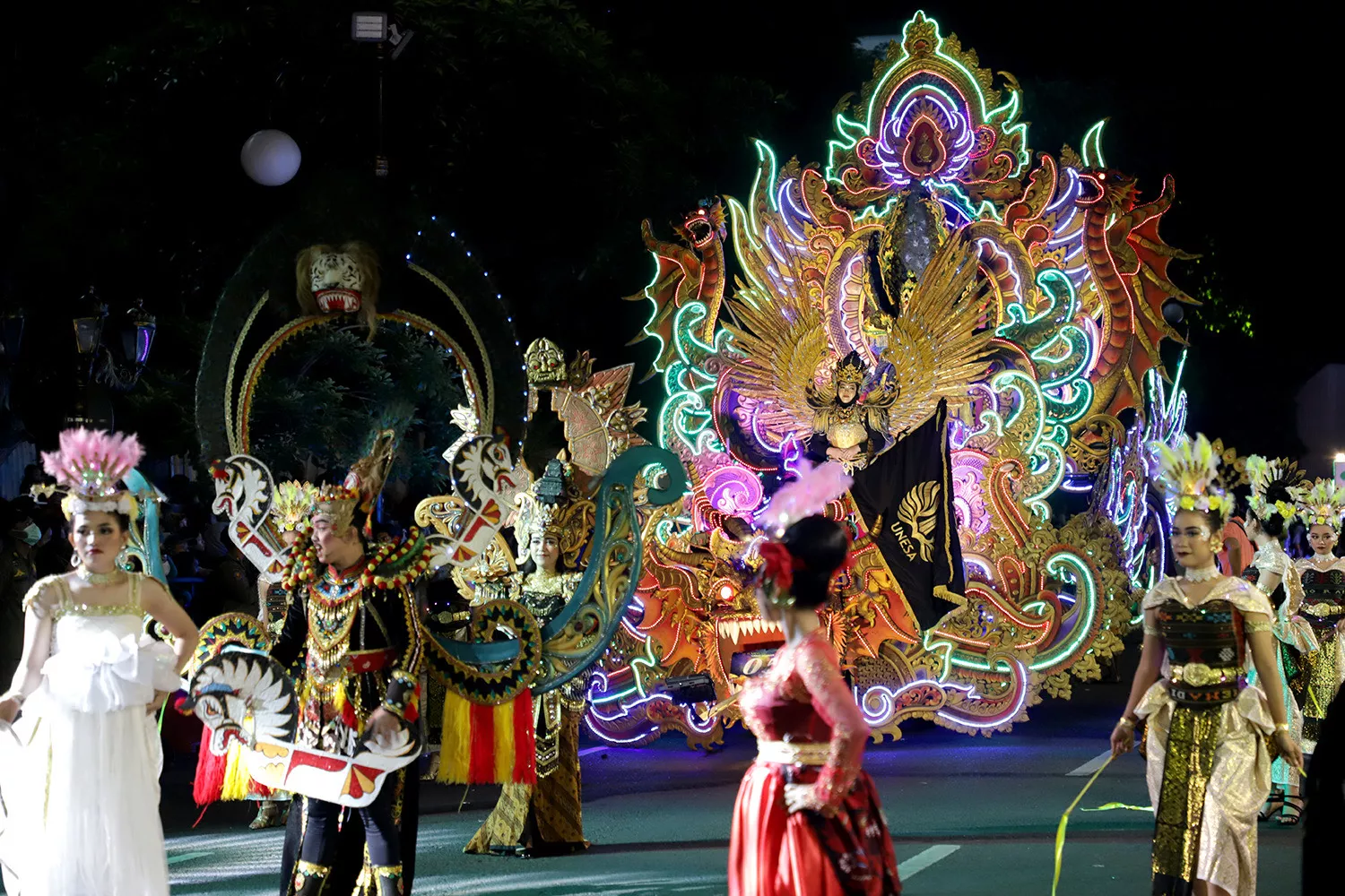 Pertama Kali Digelar Pemkot Surabaya, Gemerlap Light Parade Hiasi HJKS ke-730