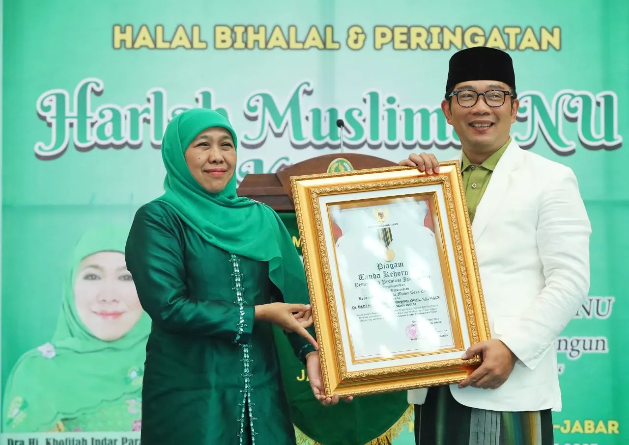 Gubernur Khofifah Serahkan Penghargaan Jerbasuki Mawa Beya Pada Gubernur Ridwan Kamil