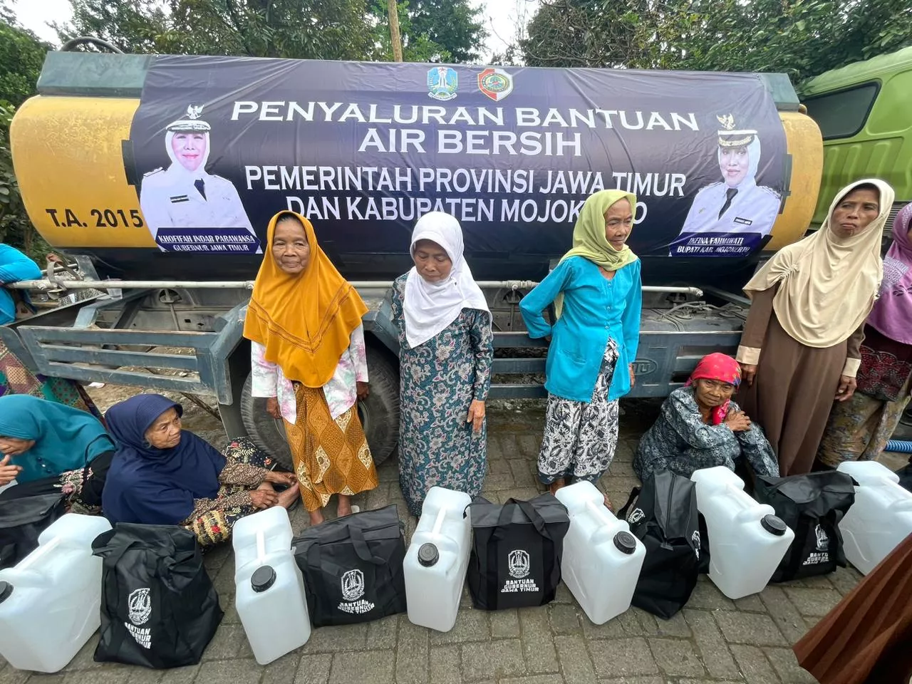 Gubernur Khofifah Ajak Gotong Royong Pastikan Distribusi Air Bersih Berjalan Lancar