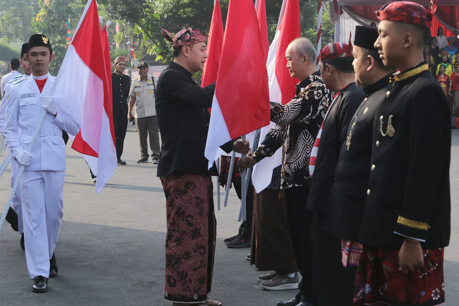 Sukseskan Pembagian 10 Juta Bendera Merah Putih, Semua ASN Pemkot Surabaya Wajib Sumbang Bendera