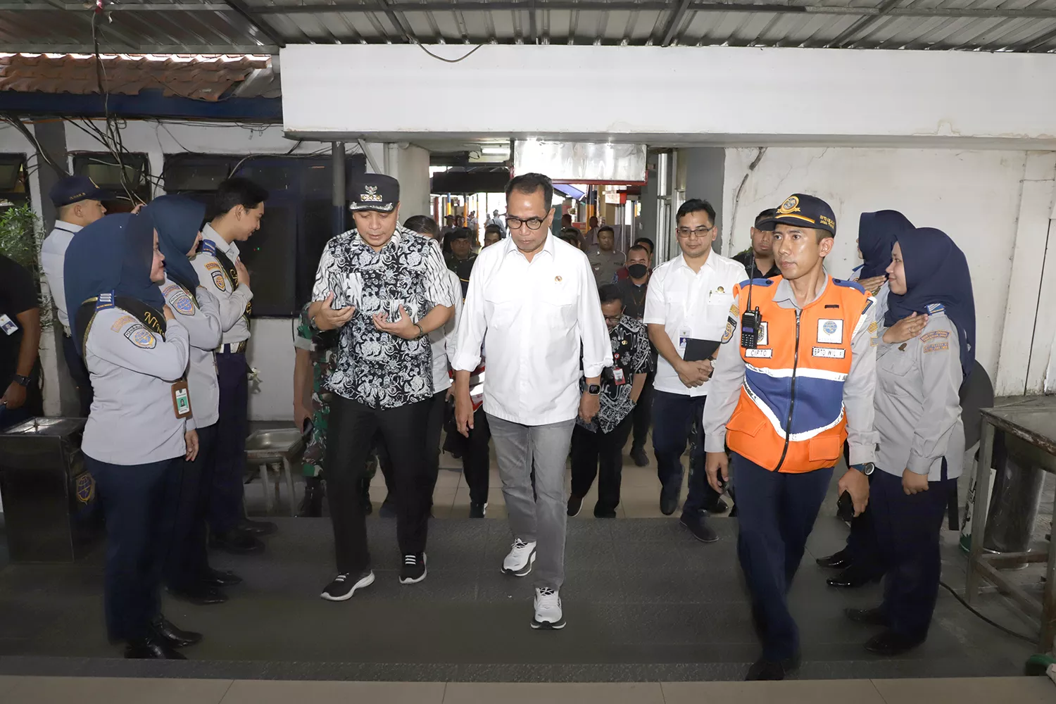 Di Terminal Purabaya Wali Kota Eri Cahyadi dan Menteri Perhubungan Bahas Realisasi Jalur Ganda KA