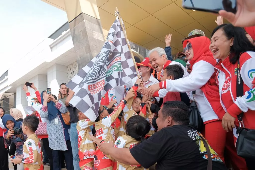 Lepas Kontingen Jateng Ikuti Fornas VII di Jabar, Ganjar: yang Penting Bahagia dan Sehat