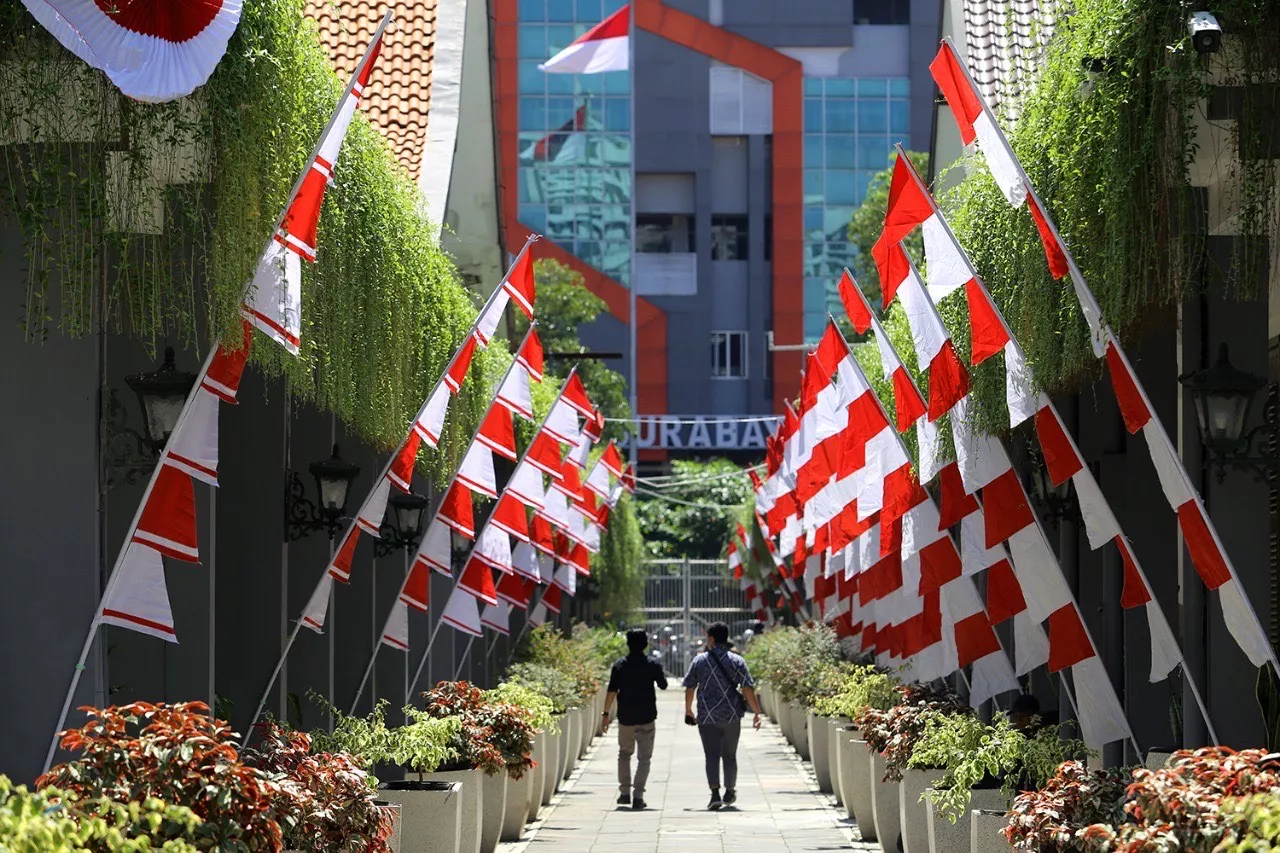 Pemkot Surabaya Berpartisipasi dalam Gerakan Bagi-bagi 10 Juta Bendera