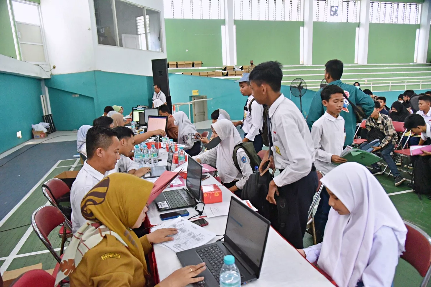 Pemkot Surabaya Distribusikan Seragam Sekolah Gratis bagi 7000 Pelajar