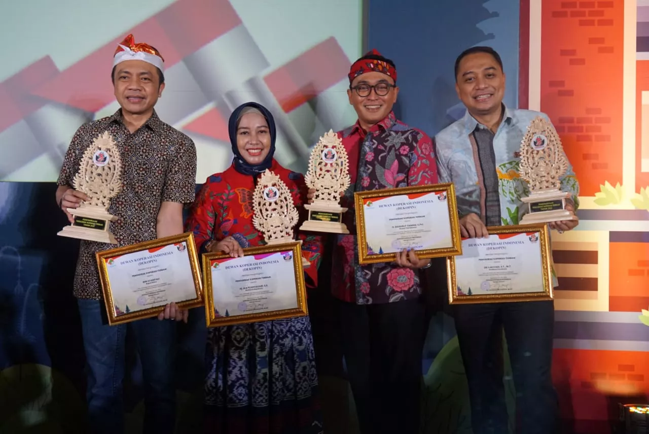 Wali Kota Eri Terima Penghargaan Pembina Koperasi Andalan