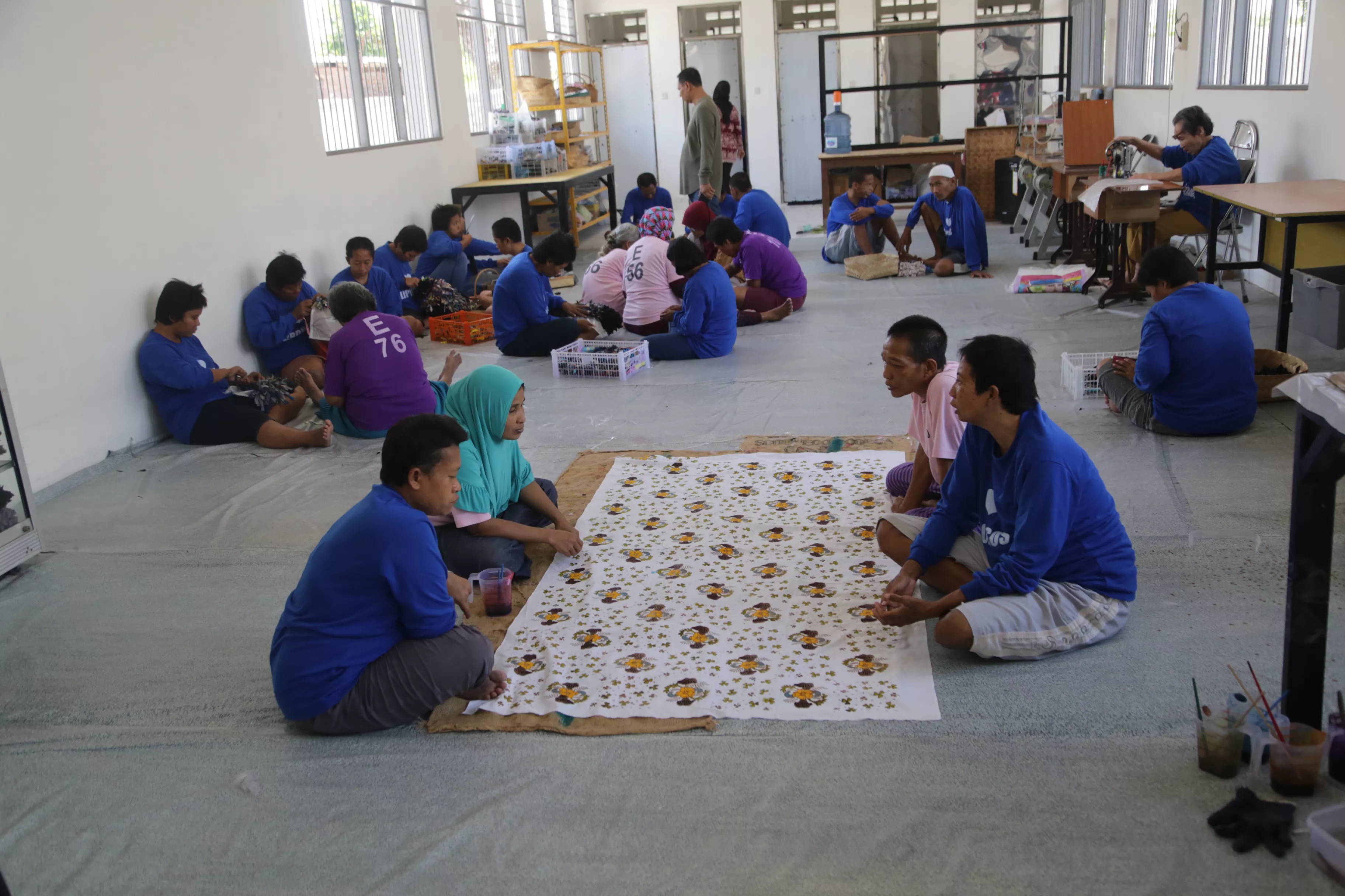 Dinsos Surabaya Berdayakan Penghuni Liponsos Keputih Tanam Sayuran hingga Membatik