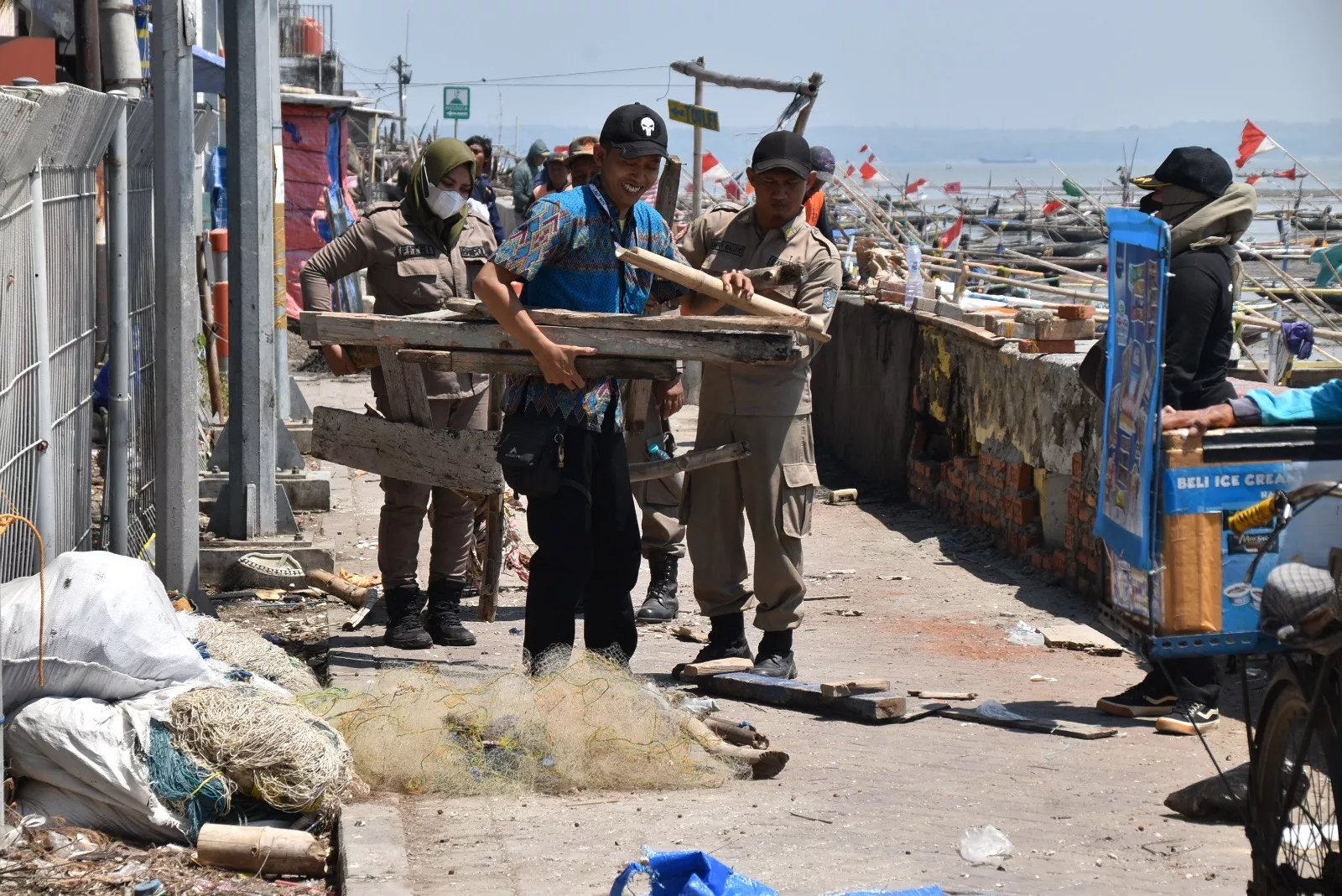 Pemkot Surabaya Mulai Bersihkan Sampah Sisa Lapak PKL Pantai Batu-Batu Kenjeran