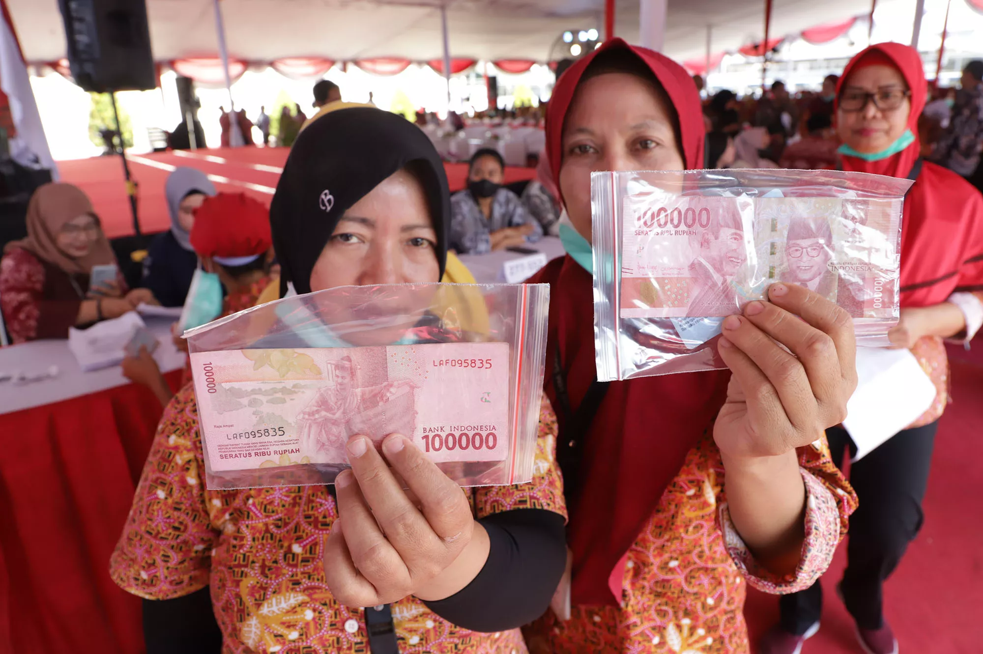 Pemkot Surabaya Salurkan BLT DBHCT kepada 3.745 Buruh Pabrik Rokok