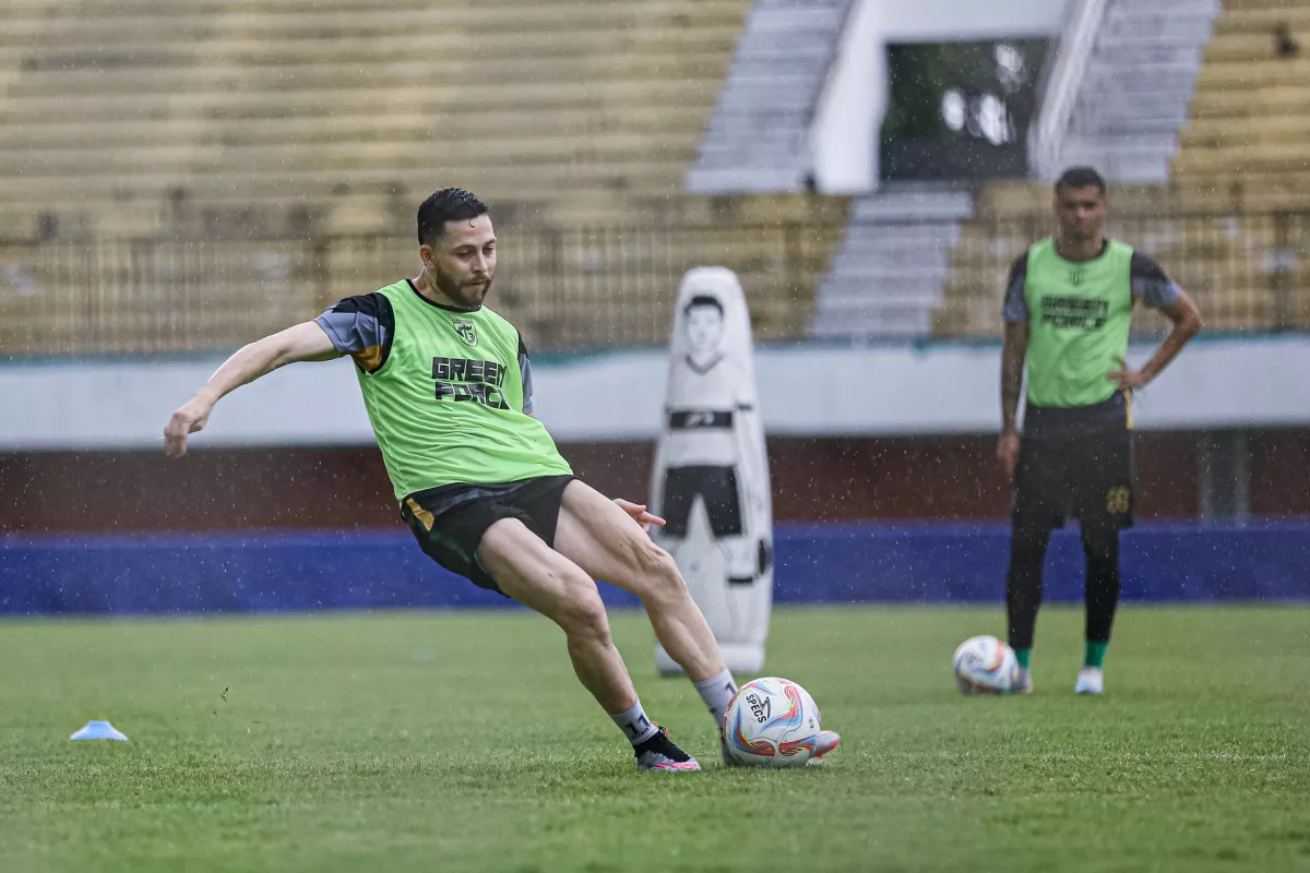 Robson Siap Ngeyel Rebut Poin di Laga Debut