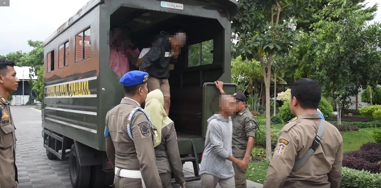 Satpol PP Surabaya Sanksi Remaja Hendak Tawuran untuk Rawat ODGJ di Liponsos