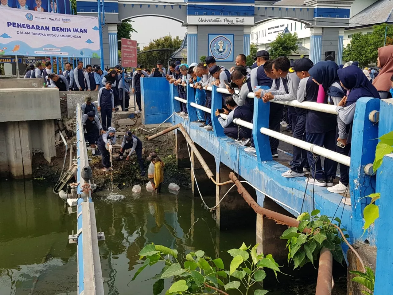 UHT Tebar 12 Ribu Ekor Benih Ikan Nila dan Tombro di Kali Sepanjang Jalan Arief Rahman Hakim