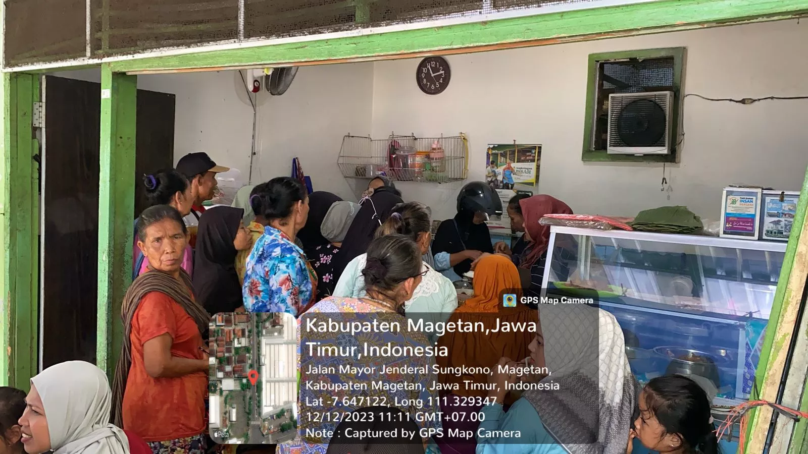 Yayasan Satria Sarang Garuda Bagikan Makan Siang dan Susu Gratis