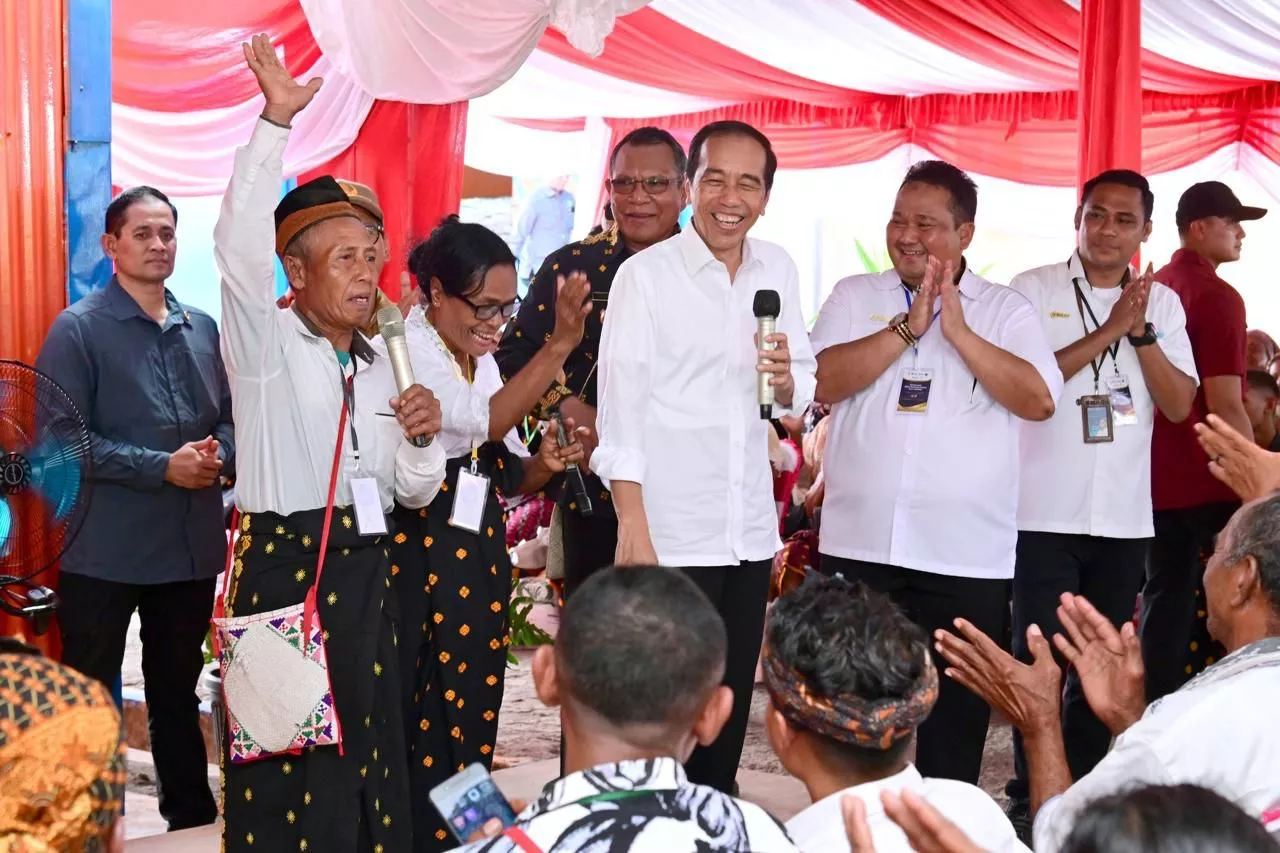 Presiden Jokowi Cek Stok Beras dan Bagikan Bantuan Pangan CBP di Kabupaten Nagekeo
