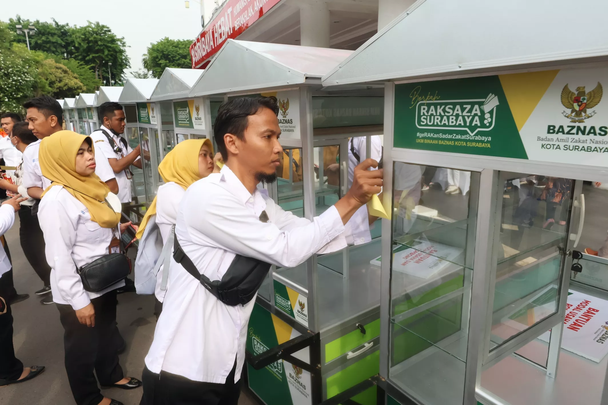 Pemkot Surabaya beri Bantuan Modal Usaha hingga Rombong ke Pokmas dan Pertukir Kategori Keluarga Miskin