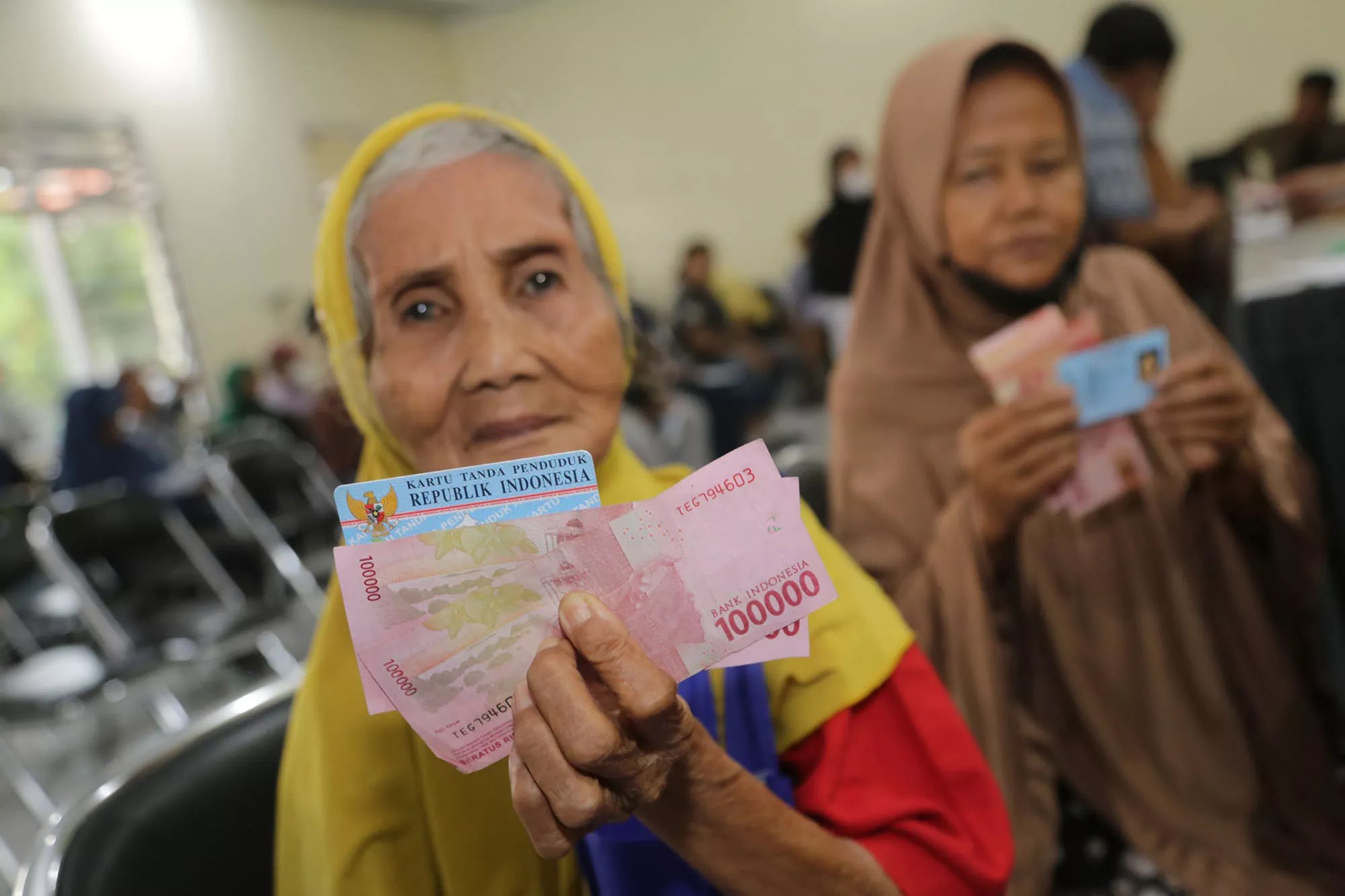 Pemkot Surabaya Mulai Salurkan BLT Permakanan Rp200 Ribu