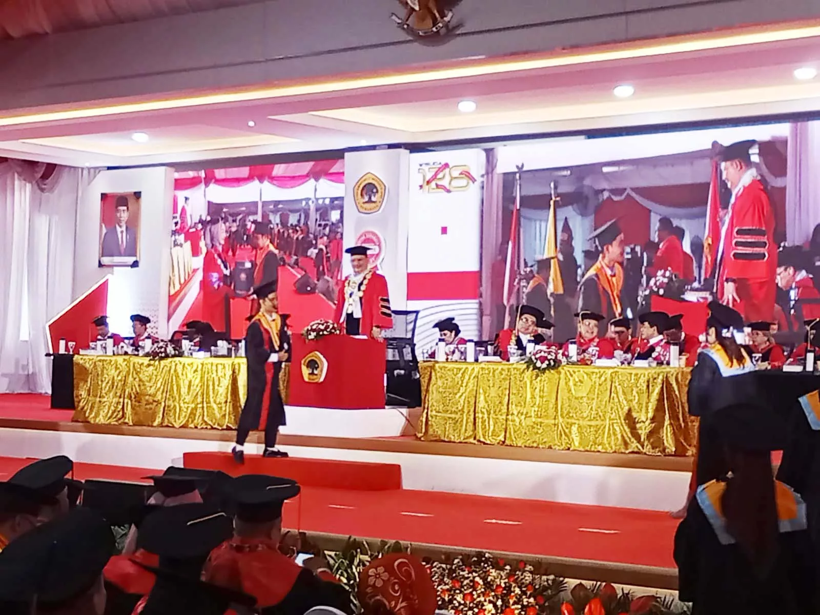 1.209 Wisudawan UNTAG Surabaya Siap Berkontribusi bagi Indonesia