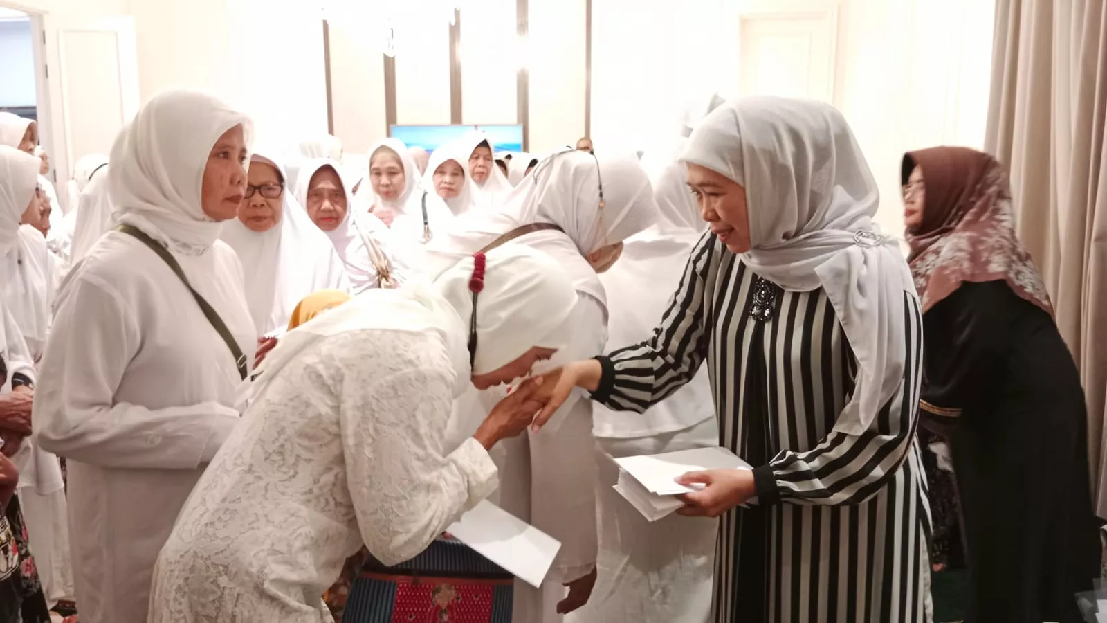 Amaliyah Ramadhan Hari Ketiga, Khofifah Santuni 153 Lansia Dhuafa